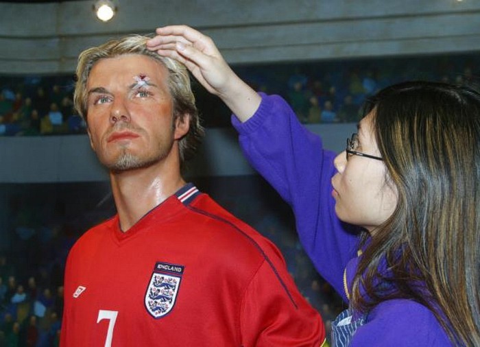 Beckham, nhưng với một vết cắt bên mắt trái vì vụ "giày bay" (do ai làm, chúng ta đều đã biết)